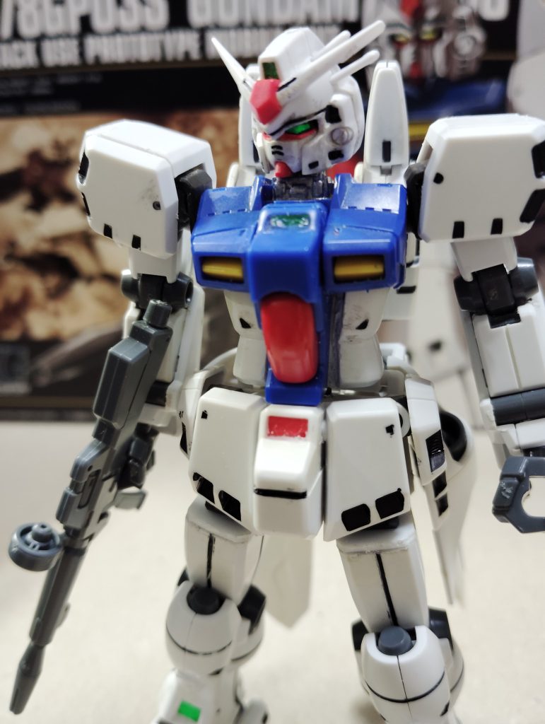 最初に可動とは関係無いですが、少しヘッドを加工しました、目が少しはっきり見えるようにヘルメット(?)の部分を削りました。