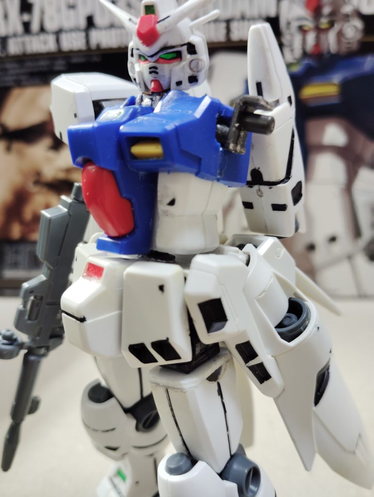 改造点一つ目として肩をボールジョイントに変更しました。このボールジョイントは昔買って大破したオリジンシャアザクのものです。