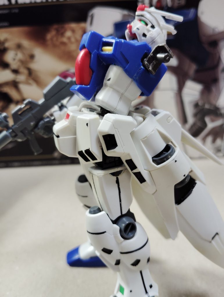 改造点二つ目は腰にボールジョイントを追加しました。腰とは言いましたが腹部当たりにもボールジョイントが入っているので、青色のボディパーツの中身は全部くり抜きました。