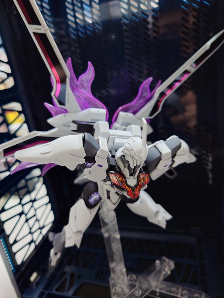 サイコフレームにより、背部に翼のようなオーラを発現、周囲のサイコミュ兵器やビットのコントロールを乱す、奪う事が可能