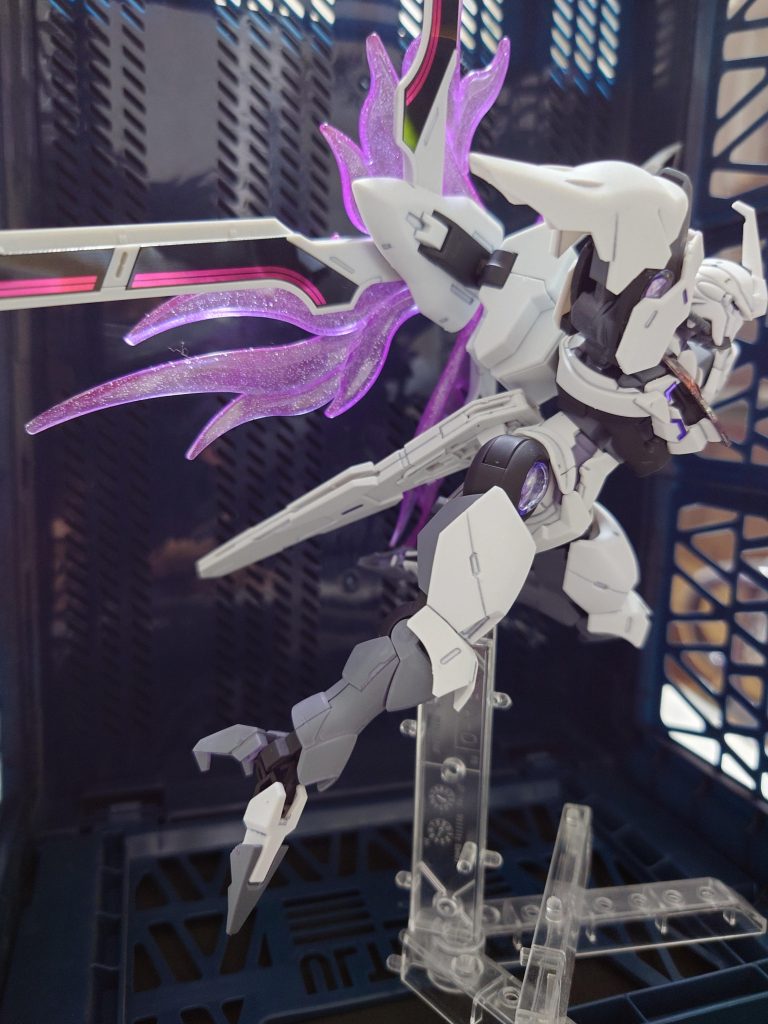 フルビットオン状態での推進力は高く、並のMSでは追いつけないが装甲は脆く接近戦には不向き。また燃費も悪く、良くも悪くも操縦者のNT能力とパーメット適性に左右されてしまう側面が強い