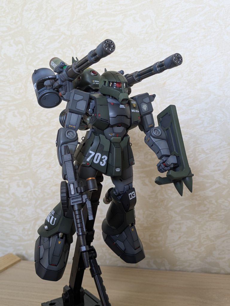 「ジオン軍がMSを運用しだした頃、敵機といえば連邦軍の艦船及び戦闘機を含む航宙機でしたがミノフスキー粒子の恩恵でミサイル等の誘導兵器は役に立たずMSが優位と思われた。だが、対戦闘機戦ではそのスピード(加速力)と機動性に太刀打ちできず急遽MS(ザクⅠ)の機動性(推力)の底上げが計画された」と、云う設定で制作しました。