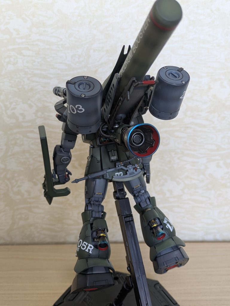 「すでに次世代機(ザクⅡ)の開発に入っていたため大きな変更ができず、取り敢えず推進機(スラスター)の大型化と増設が行われる事になった。」