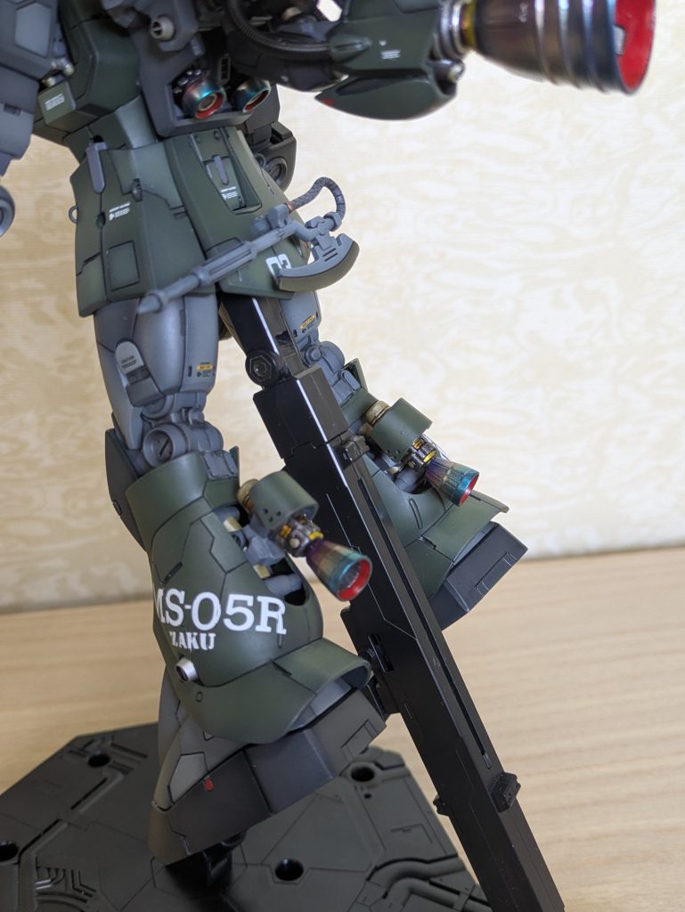 足はボディをくり抜き推進機を増設しました。