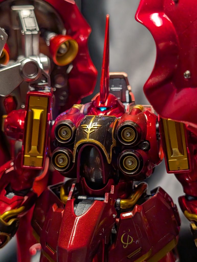 モノアイは蛍光グリーン。胸のエンブレムが汚くみえますが、これは映り込み…