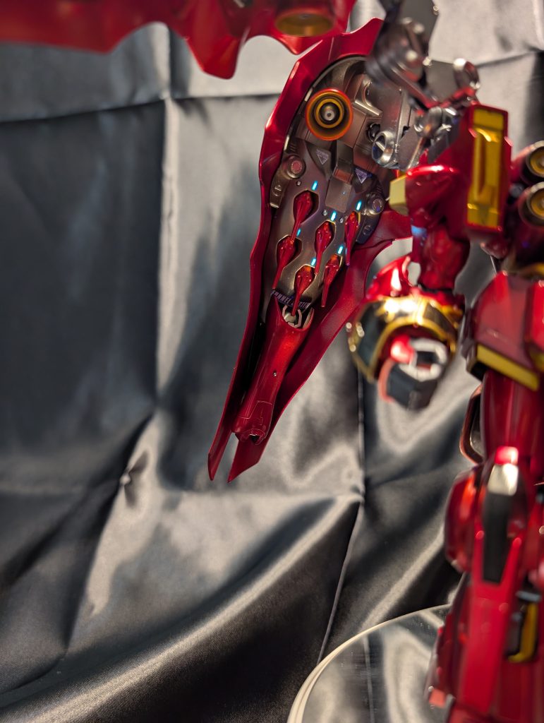 羽の中…蛍光のチップを埋めたり、細かなデティールを追加しました。