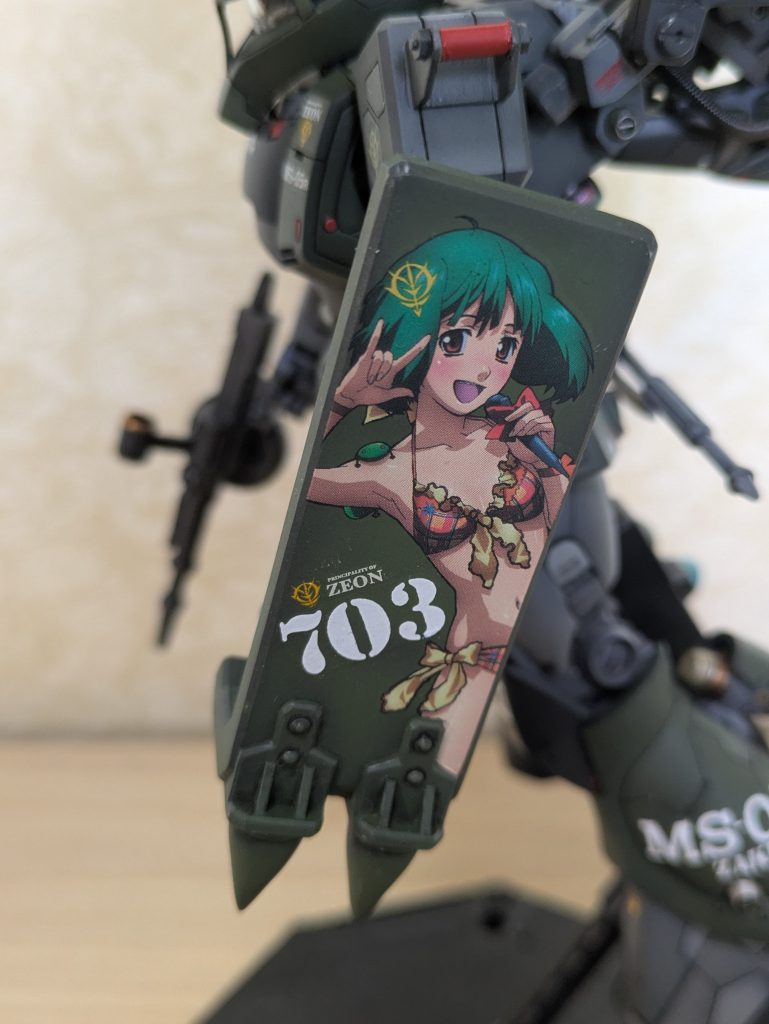 シールドをノーズアートぽくしようと思い、余っている水着のおネエちゃんのデカールを貼ったら痛ザクになってしまった(汗)