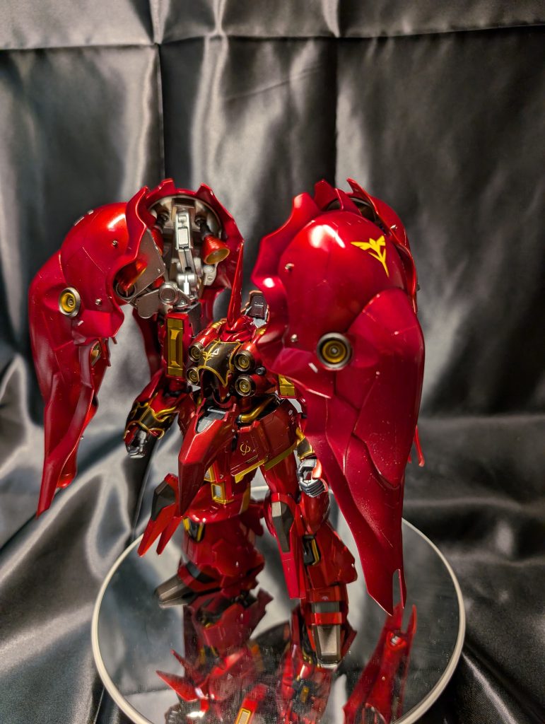 右前の羽にジオンマーク。メガ粒子砲部分等に細かなデティールを追加しています。スジボリが全然分からないのが悲しい。