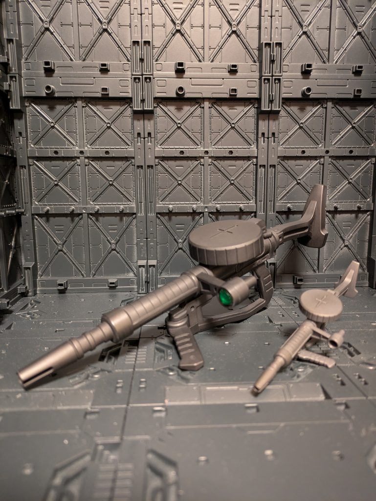 下地から順に、グレーサフ、ガンメタ、黒サフにグレーサフ少々。トップコートクリアーに鉛筆芯の粉を混ぜて吹きました。(zaku-kao2)