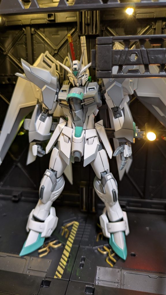 変更点・肩の小羽根を一つ外してシンプルに・腰はEGストライクのものに変更・機首を取外しサーベルと刀を背中にマウント・翼のビーム砲を外す・刀はレッドフレームから