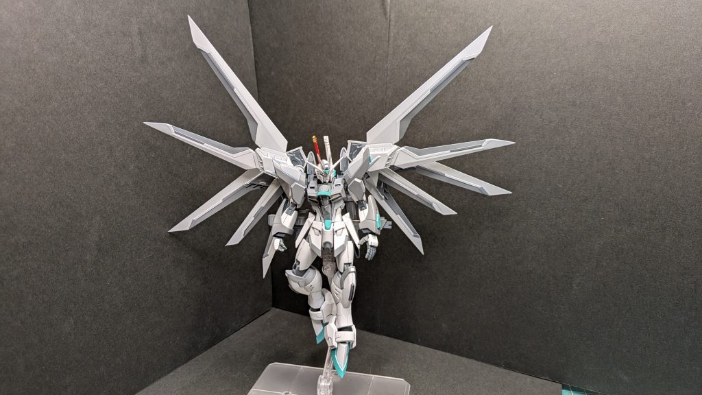 腰のレールガンと、翼のビーム砲、空飛ぶシールドはオミットされほぼ丸腰です量産型フリーダムみたいな感じです