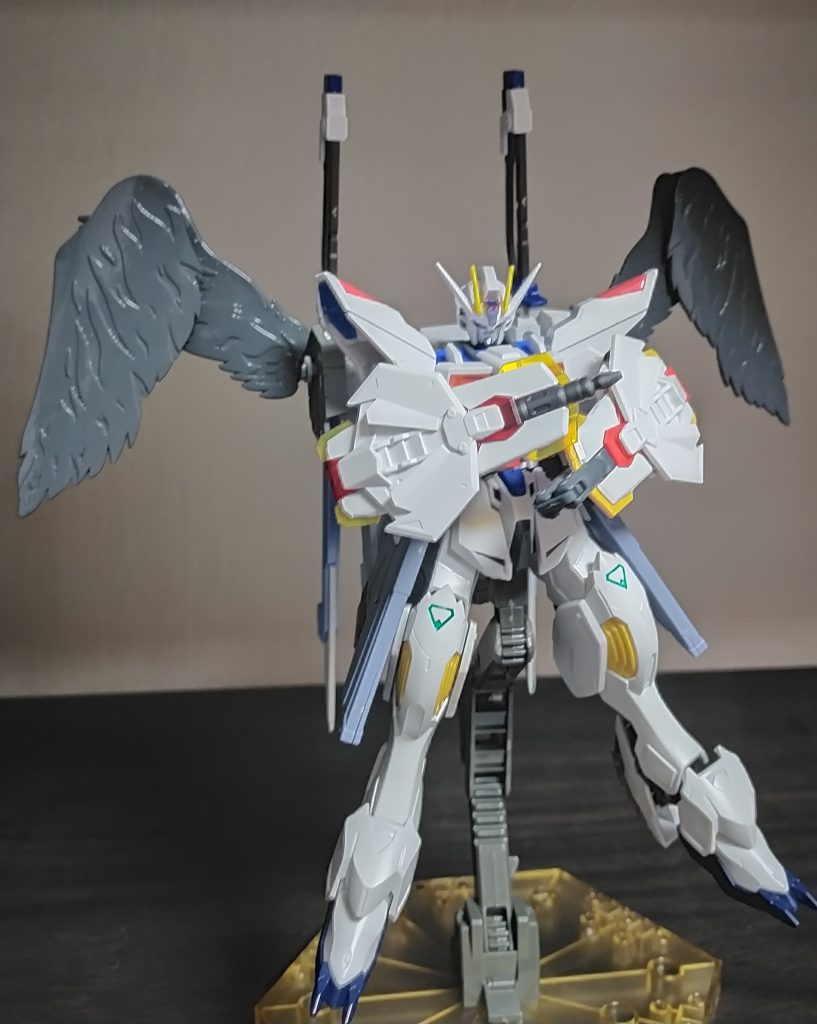 アブソーブシールドビームを吸収し、機体エネルギーに変換する機構を持つシールド。右腕のシールドにはビームガンが、左腕のシールドにはライフルにエネルギーを供給するためのアームが付いている。