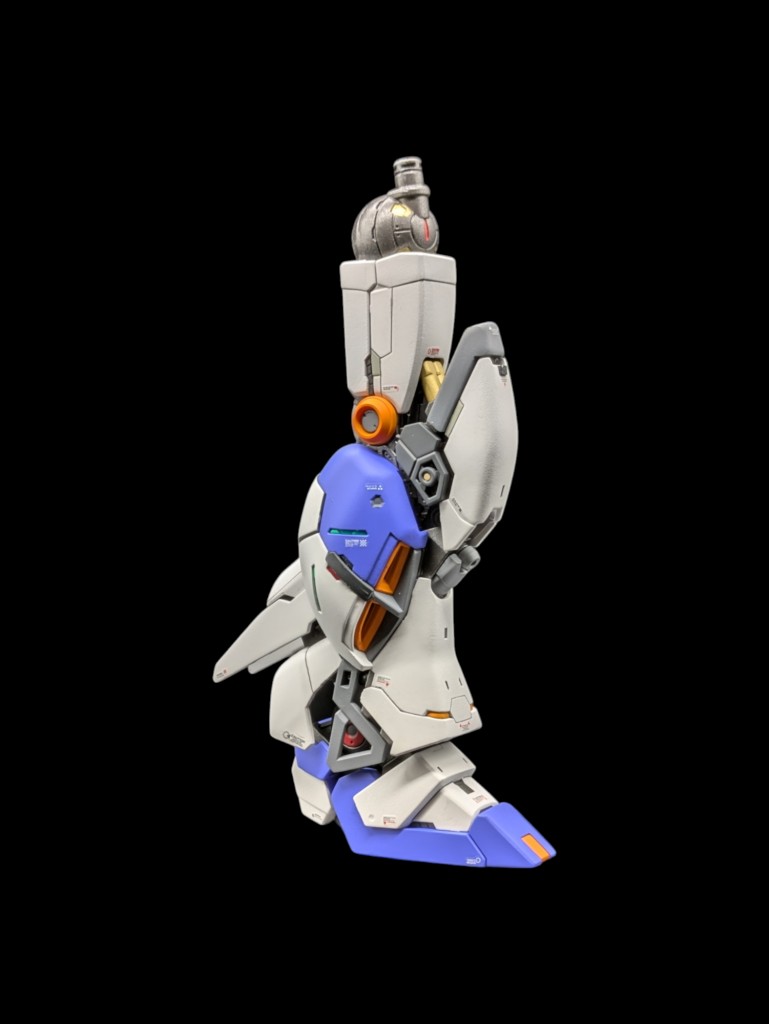 足部のグリーンの箇所は蛍光塗料で発光表現ができます。発光箇所は光沢コートしています