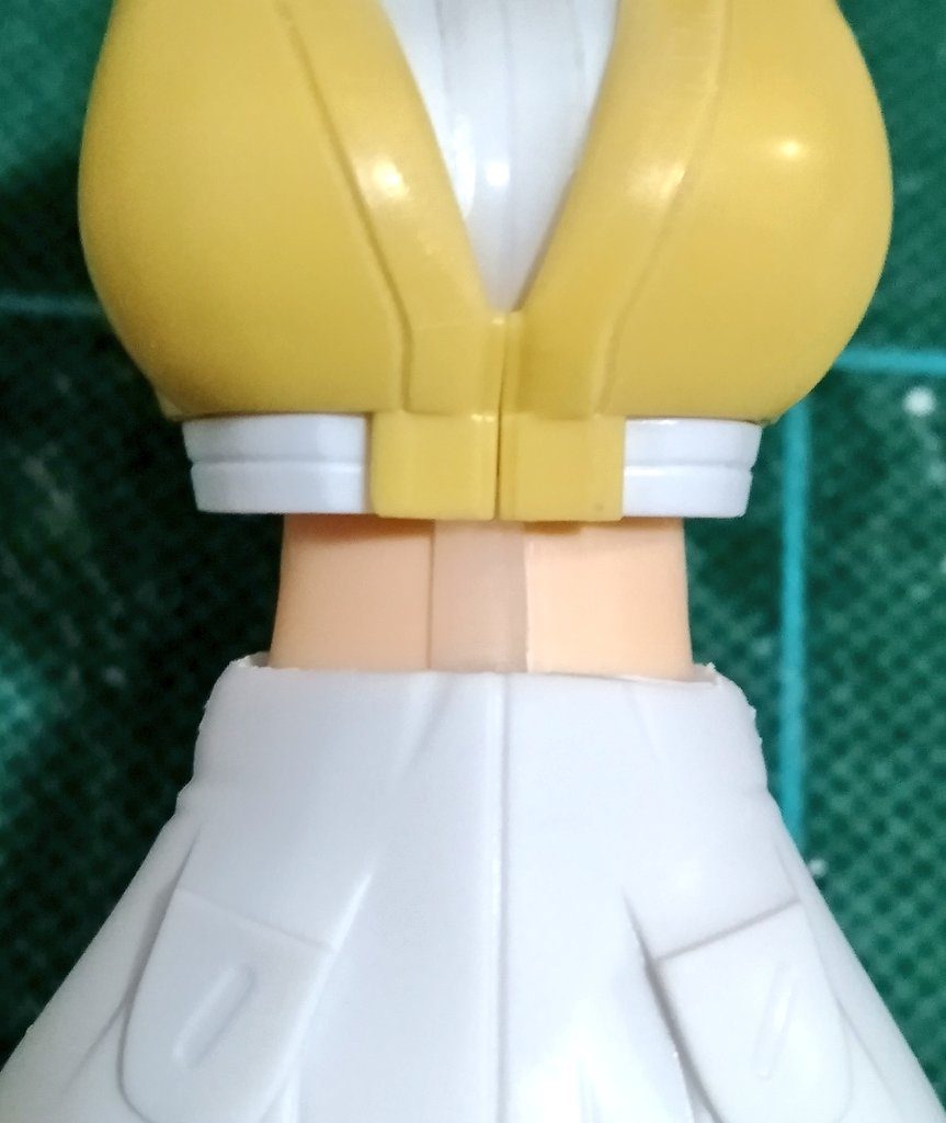 腹部を露出させてシャツの前合わせ部分を追加してくびれを強調