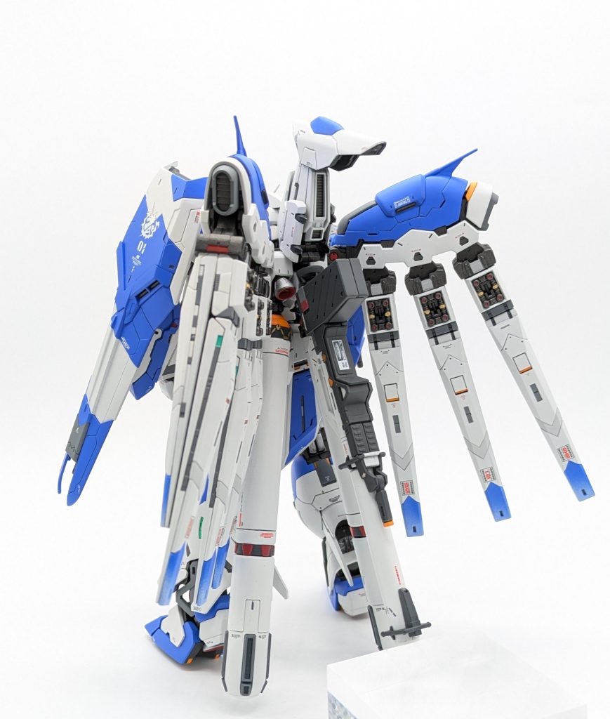 フィンファンネルやプロペラントタンクにもオレンジやレッドを使いオリジナリティを出しています。ファンネルの先はグラデーション塗装です