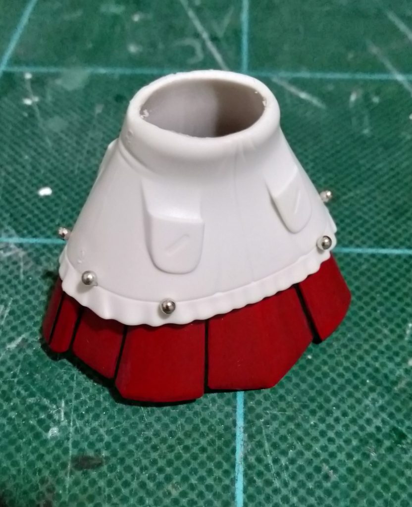 スカートはエプロンの下に潜り込ませてミニスカート状に