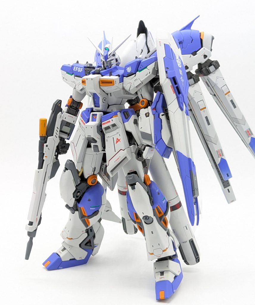 カトキ立ち的な画角での撮影も行いました。ツインアイや肩部のパーツ等に蛍光塗料を使って発光表現をさせています。