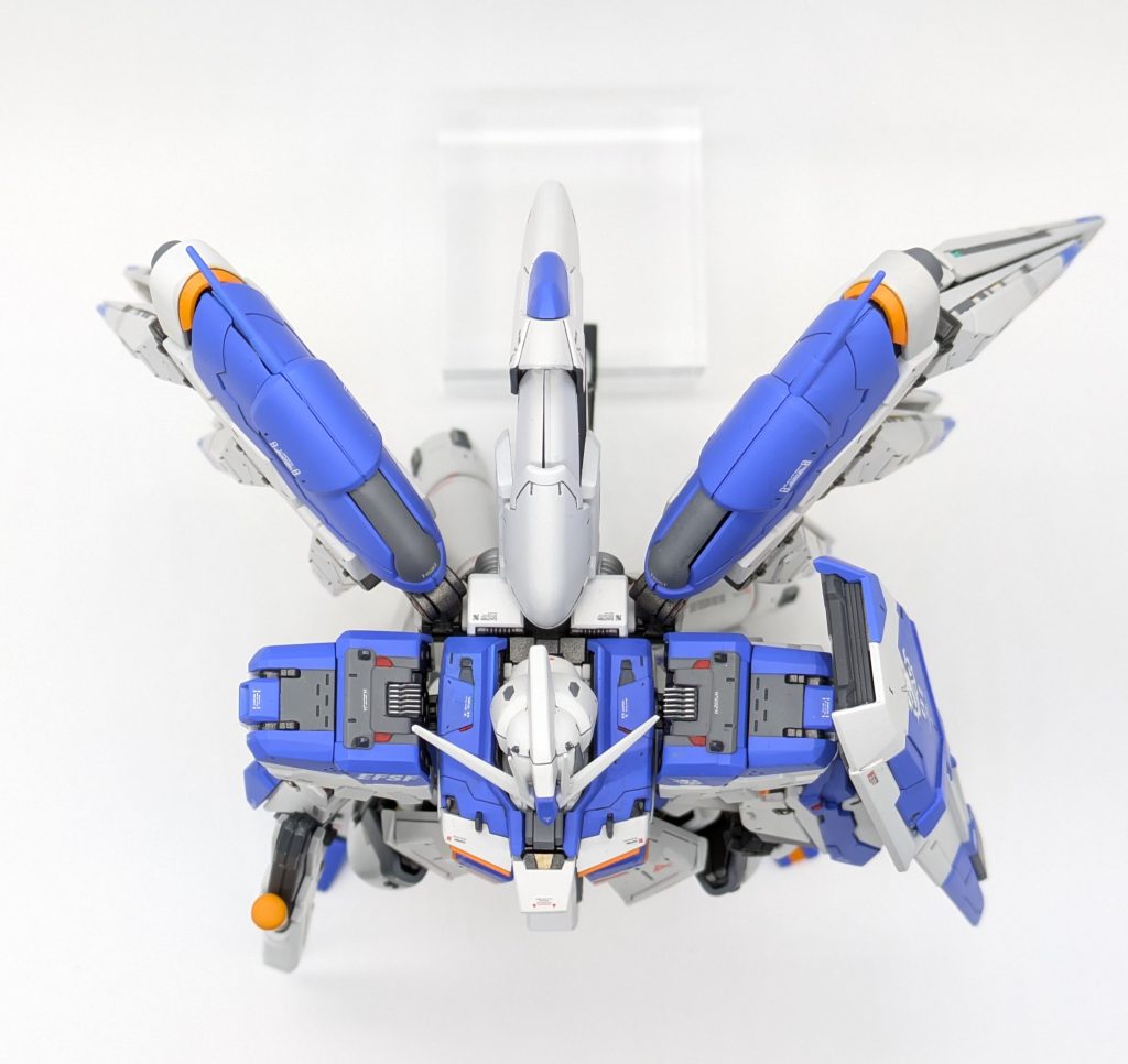 肩部やコックピットハッチにはメカディテールを加えて回りをマスキング塗装することにより情報力を増やしています