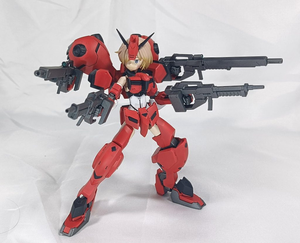 で、肝心のロングライフルはバックパックアームに持たせます。AI制御のアームにスナイパーさせる方がいいんじゃなかろうかってことと、単純に4丁持ちさせたときのバランス見てこうしたってとこもあります。 …頼む。更新したことで消えたりしないでくれ…!!(zaku-kao9)