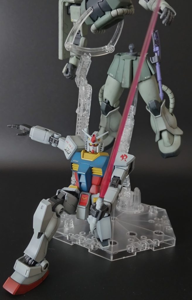 ザクを両断。ザクを作った当時からガンダムも作らなきゃなと思ってましたがこの度漸く作製できました。