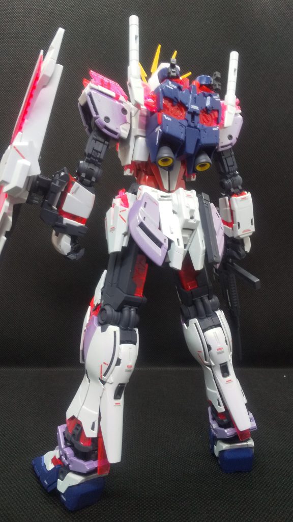 ダークブルー部はティターンズブルー2とパールホワイトを1:1で混ぜたけど、あまりパールの効果が出ませんでした。内部フレームはガンバスターグレーとティターンズブルー1で塗り分けてます。