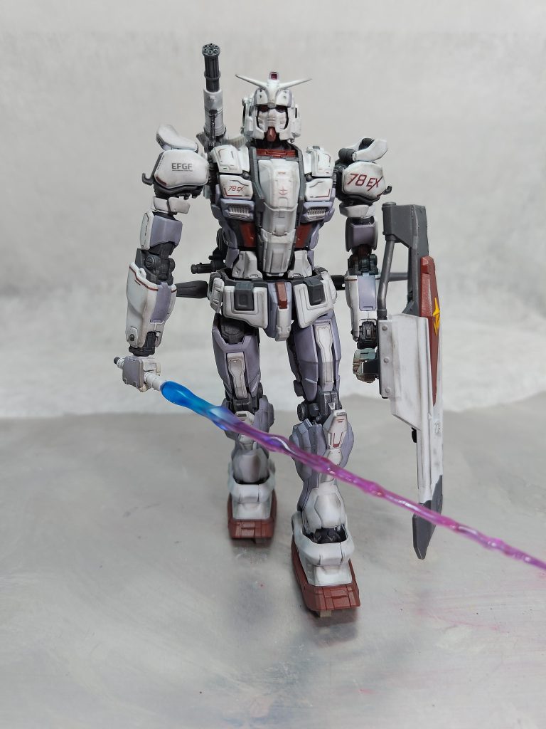 ビームサーベルはエフェクトパーツから。青部分がちょっと長かったです。