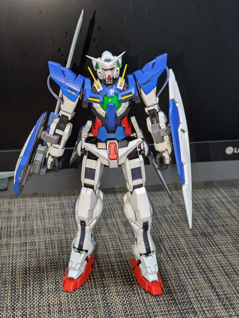 とりあえず全塗装。下地が黒なので、一度グレーサフを塗ってからのホワイト。パーツが大きいので大雑把にエアブラシ塗装しても何とかなりました。