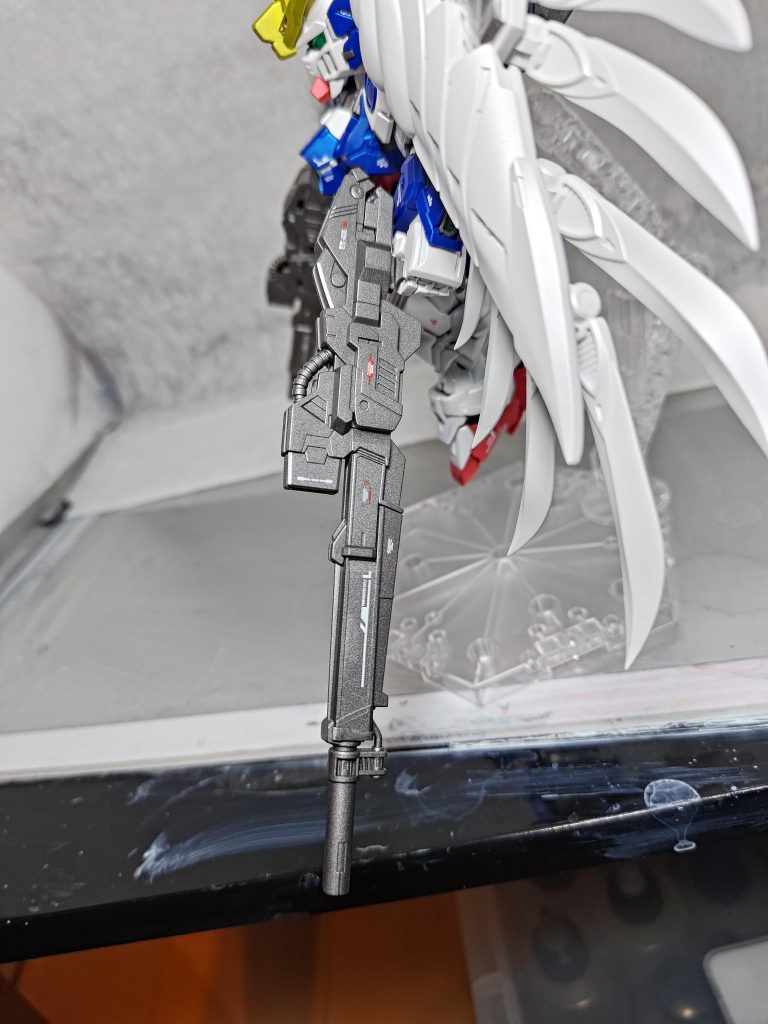 バスターライフルも背中の翼もとても重いのでポージングが大変です。