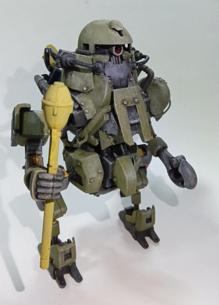 主兵装はパンツァーファウスト。61式なら倒せるが、モビルスーツは関節を狙わなければ倒すことは難しい。左手は作業用アーム。