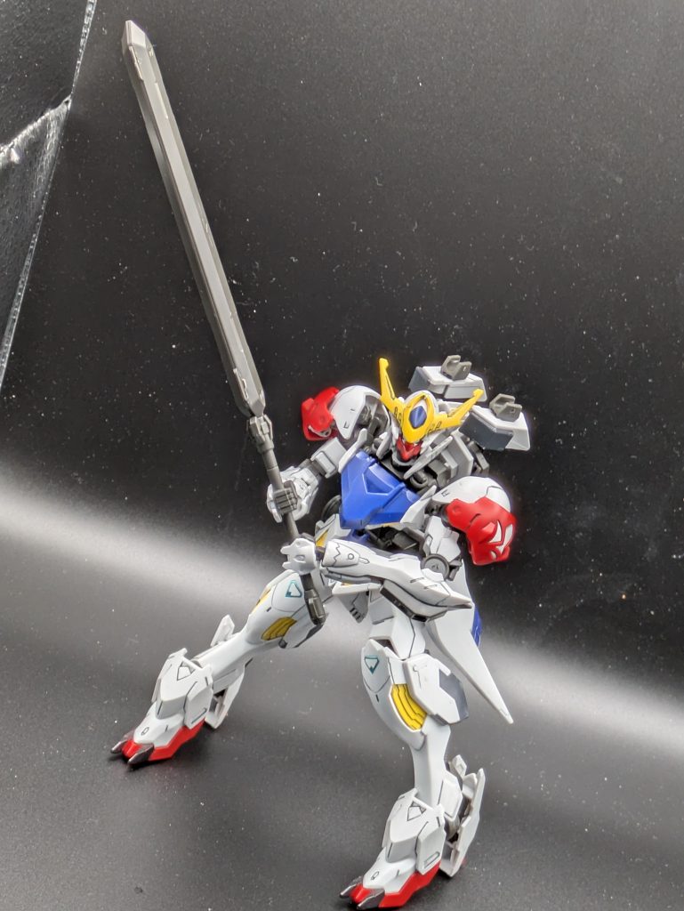 オルフェンズの機体は可動域が広いですね。銅鐸のような剣も両手持ちが出来てしまう。