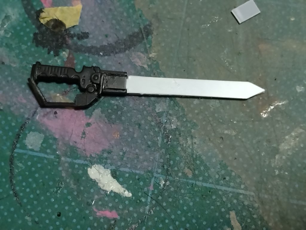 刀身をビーム刃で再現しようか迷いましたが製作