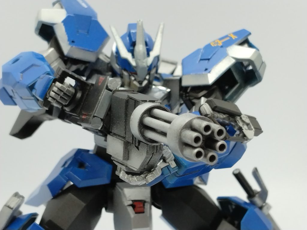 銃身が取り外し可能なのでアクション時のポージングに支障がでなくなりましたそのため脇で構えてもヨシ！