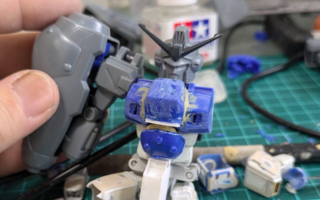 旧キット全般に言えますが、上半身のボリュームがあり過ぎるので幅詰めして頭部、肩との間を詰めております