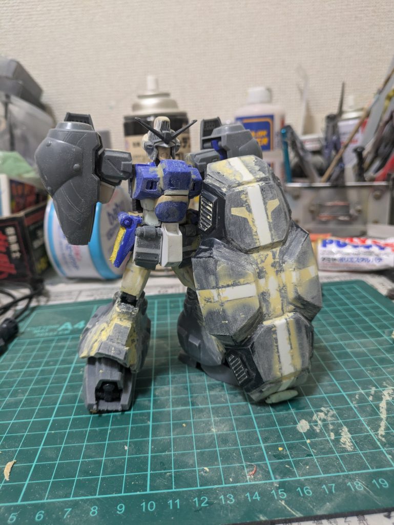 シールドは4分割して大型化、二の腕と太腿と腰はジム改、腹部はFGガンダムのジャンクパーツから