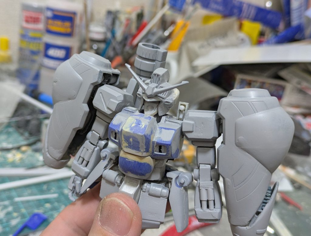 フェイス部は100均のおゆまるで型取りしてエポパテでコピーしたものをデザインナイフと模型用ノミで彫り込んでます。後頭部もパテ持って大型化