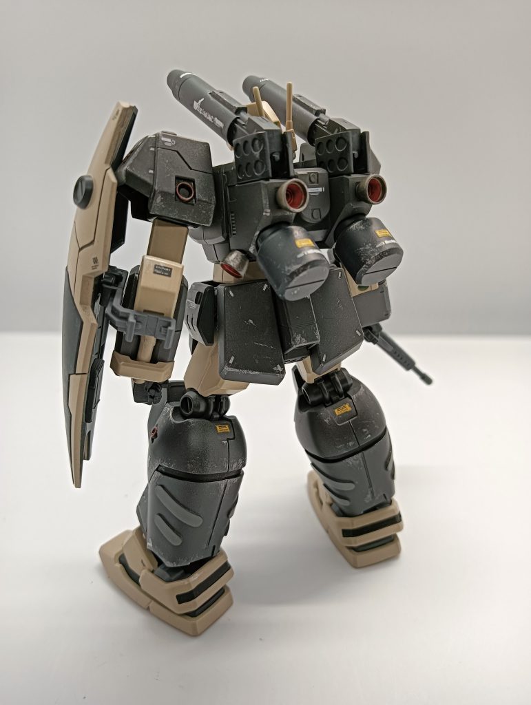 ディテールアップにスジ彫り、プラ板で追加装甲をしております😊