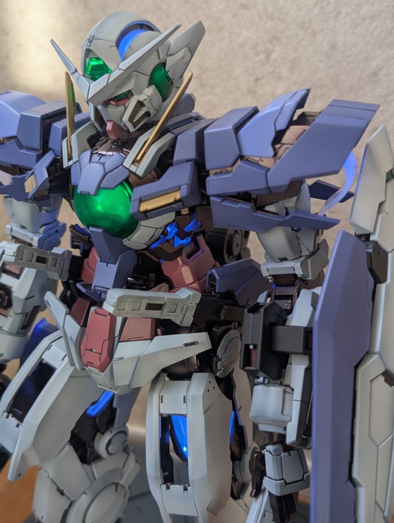 メタルビルド風なカラーリングにしてみました。白の装甲は黒立ち上げでグラデーション風に塗装しました。その他の外装はカッチリ色を出しました。