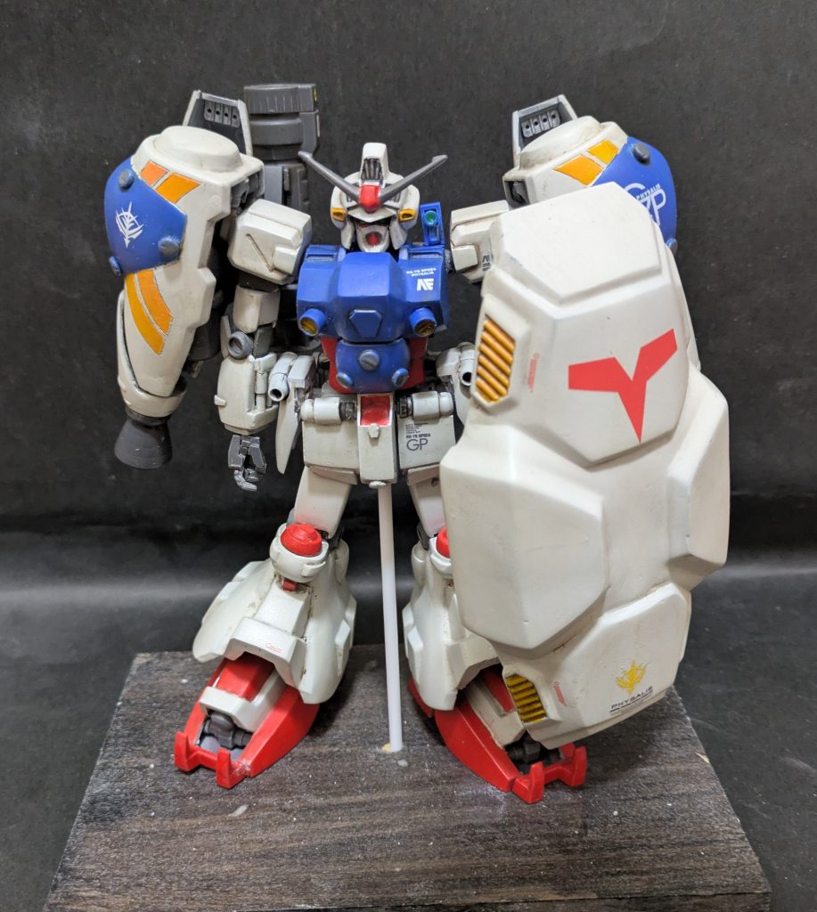 正面、シールドを大型化した分、重くなってしまったので台座を設けております