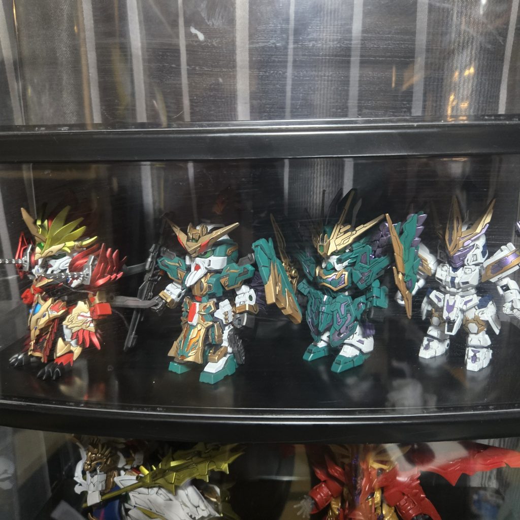 孫権、黄忠、チョウコウ、惇兄このサイズだと4体は入りました~今年は14体完成ですガンプラ以外にも戦隊のミニプラ作ってたこともあるので月に1~2体ペースですねでは良いお年を