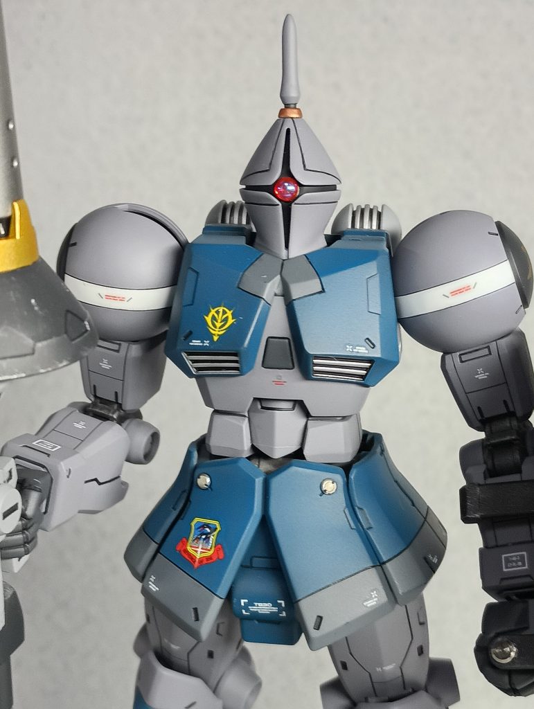 アンテナ延長して、モノアイスリットを拡張、レンズを入れました。少しオーバーサイズですね…