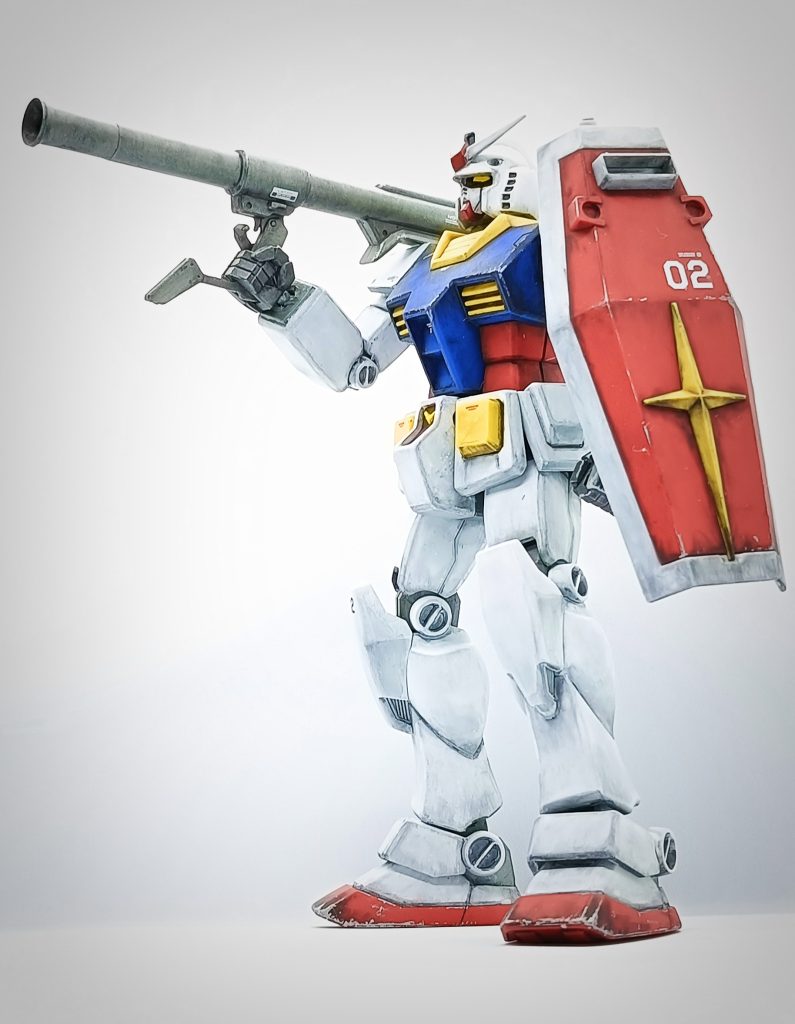 始めバズーカを脇に抱えてカタパルトから射出されるお馴染みのポーズをやろうとしたのですが無理だったので、肩載せにしました。