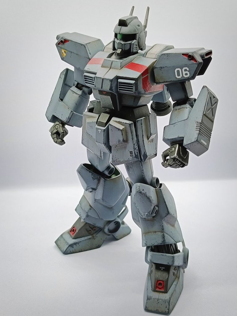 カラーはオリジナルで筆塗り仕上げです。スカート丈を伸ばして脚の取り付け位置を下げることで、少し脚が長く見える様にしています。