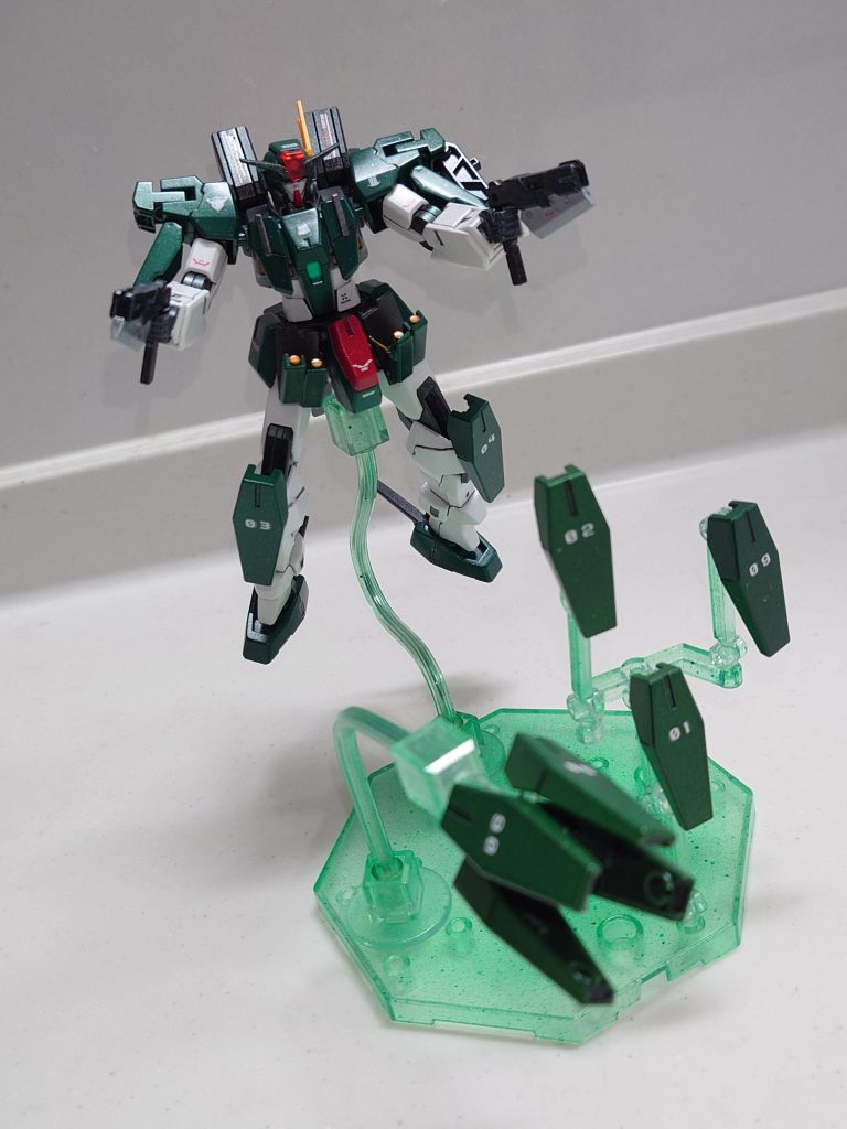 「ハロ シールドビットアサルトモードだ!」アサルトモード用支柱もつくってます!あと腰部のGNミサイルも差し替えですが作ってます!ミサイルはスペース的に一つずつしか入れれませんでした(gundam-kao5)