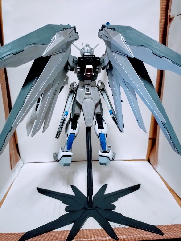 シルバーとグレー、ホワイト、ブラック、ライジングフリーダムブルーの４色でシンプルな配色？でまとめたので、華やかさは無いかな〜（笑）