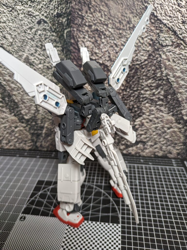 バックパックは色々組み替えたのみですが足の武装(単なる飾り)はふくらはぎに穴を開けて装備、スネのカバー部分は接着しました。