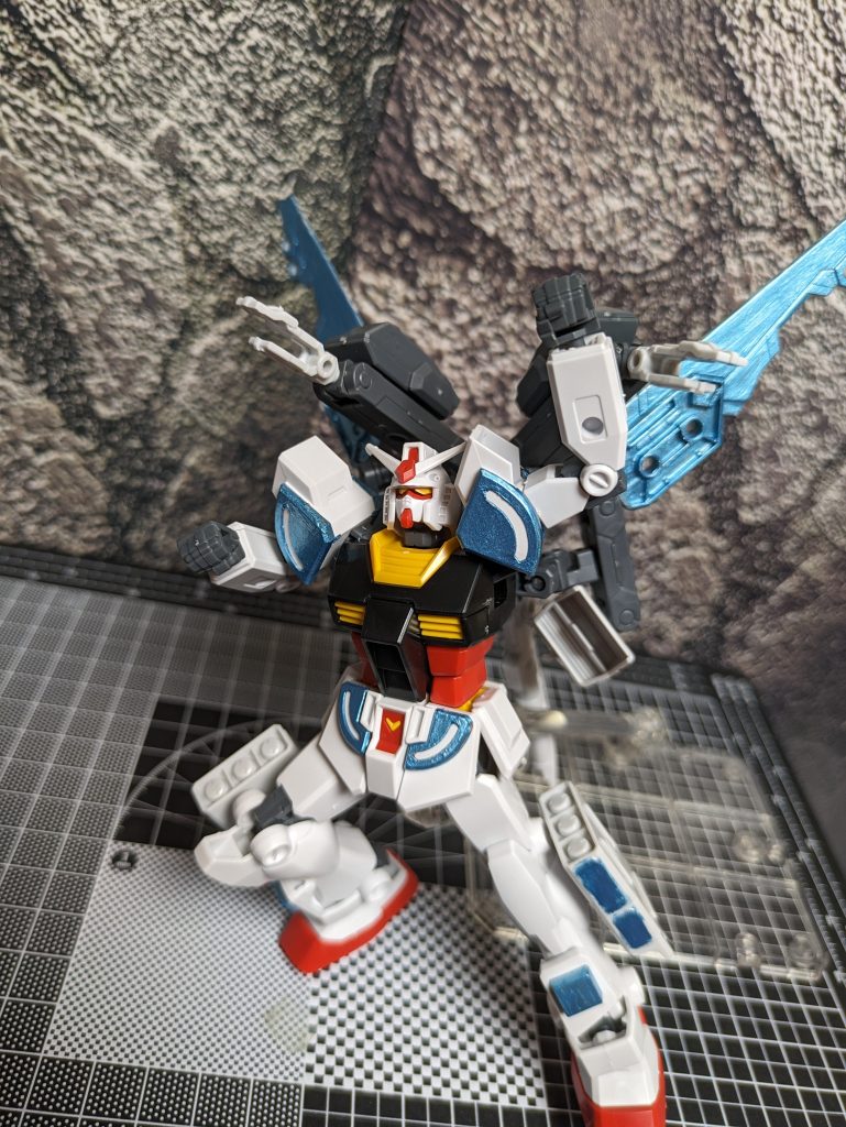 「これでどんなヤツらでもやったるで!」グラスフェザー特有の水色部分はシルバー系塗料と青色系の塗料を混ぜ混ぜ、筆塗りでべちゃ〜と塗装。(文字部分購入時にテープ貼られてて剥がしたら『びりゃ〜』したのでわかりませんでしたm(_ _)m)ミサイル部分は使用できない設定なため塗ってません!