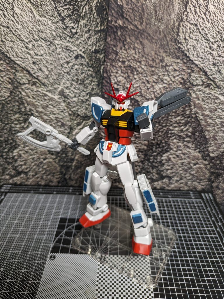 おまけ「最新のガンダムは赤いバイザーと斧が特徴らしいやんか…こうやな!」ラーガンダムの頭部に変えてアンテナを赤く塗ってアームアームズの斧を持たせてバックパックから羽とか取ったらなんか近いのになったw