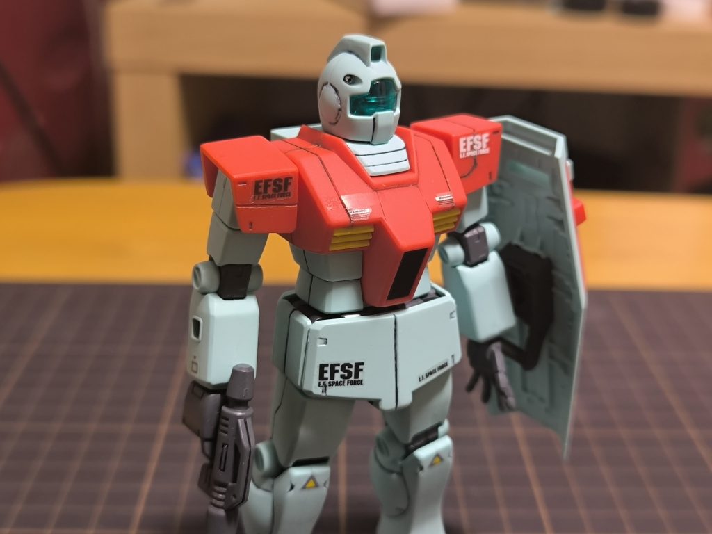 デカール貼りに失敗し、剝がれてしまいました…。剥がれた箇所はつや消しされてないです(gundam-kao5)