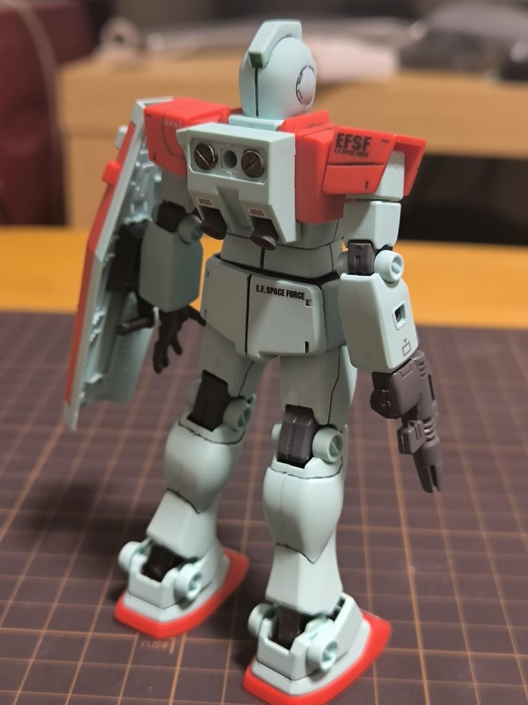 ふくらはぎの部分の逆エッジをスジボリしてスミ入れしました。ですが下手過ぎてガタガタです（笑）でも情報量が増えてやらないよりは良かったかなと思っています。