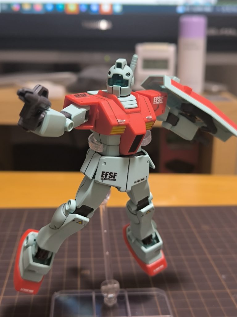 アクション！古いキットなので最近のガンプラに比べると可動はおとなしめですね（笑）でもジムはこんなイメージなのでよし！どうせ不慣れなパイロットが多いんでしょうし…